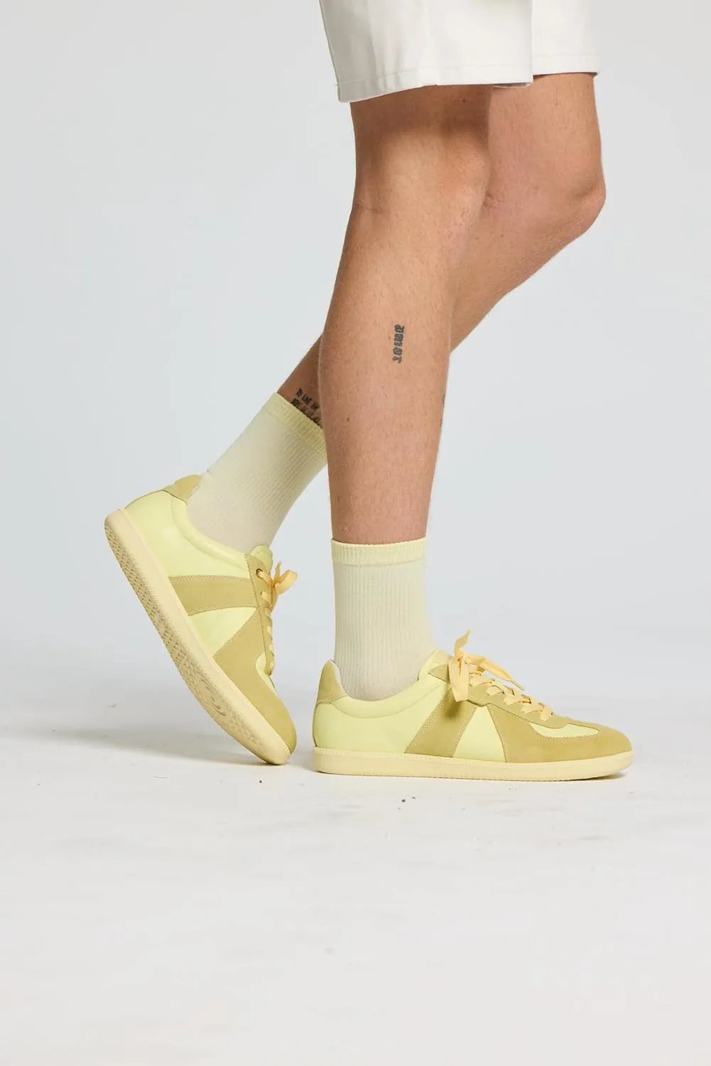 Indie Trainers. Fashion Sneakers for Women and Men. Classic Style Low-Top Street Shoes, Comfortable and Minimalist